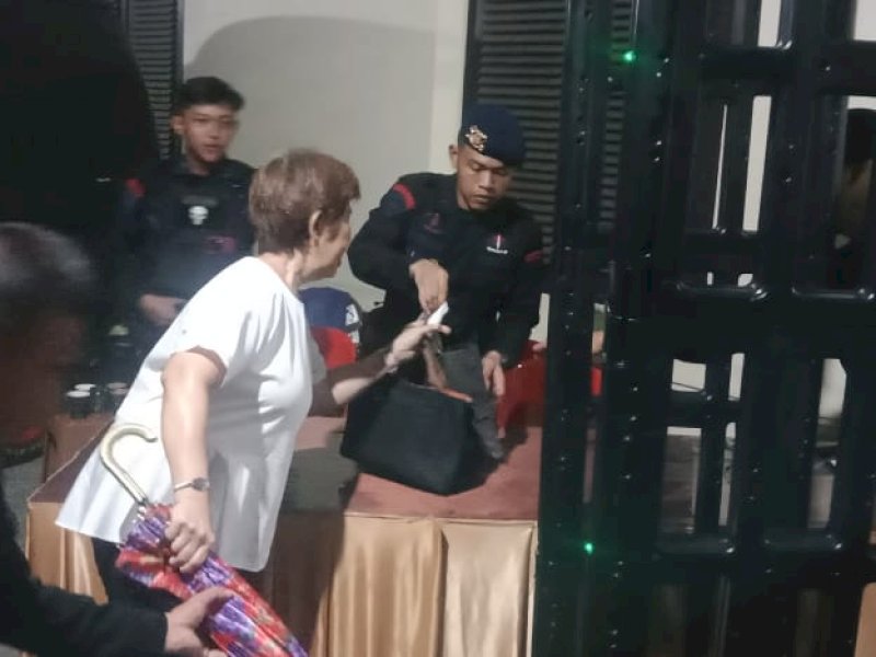 Pengamanan ketat dilakukan saat jemaat Gereja Katedral Kota Makassar melaksanakan peringatan Kamis Putih tahun 2025, Kamis (17/4/2025). @Jejakfakta/Samsir