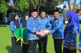 Wakil Bupati Luwu Serahkan SK Kenaikan Pangkat ASN