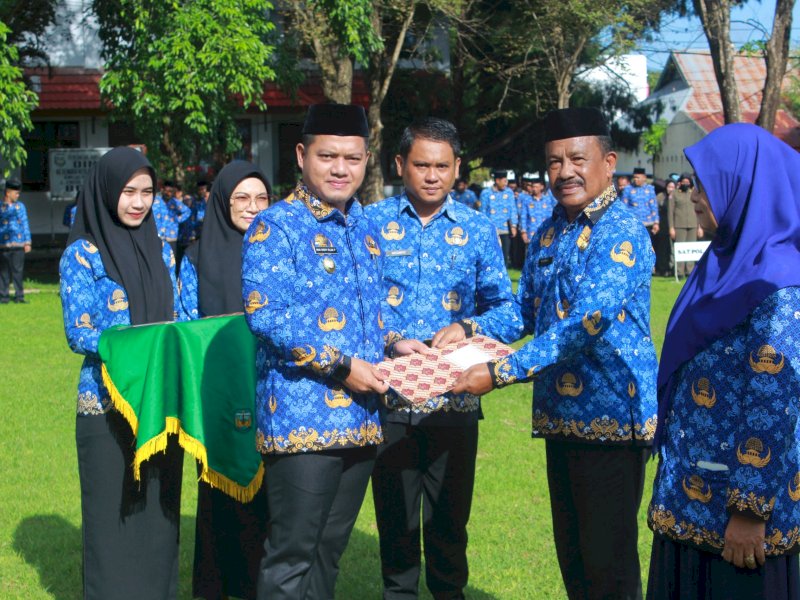 Wakil Bupati Luwu, Muh. Dhevy Bijak Pawindu, menyerahkan Surat Keputusan Kenaikan Pangkat Aparatur Sipil Negara (ASN) lingkup Pemerintah Kabupaten Luwu periode 1 April 2025 sebanyak 228 orang, di lapangan upacara Kantor Bupati Luwu, Kamis (17/4/2025). @Jejakfakta/dok. Humas Pemkab Luwu