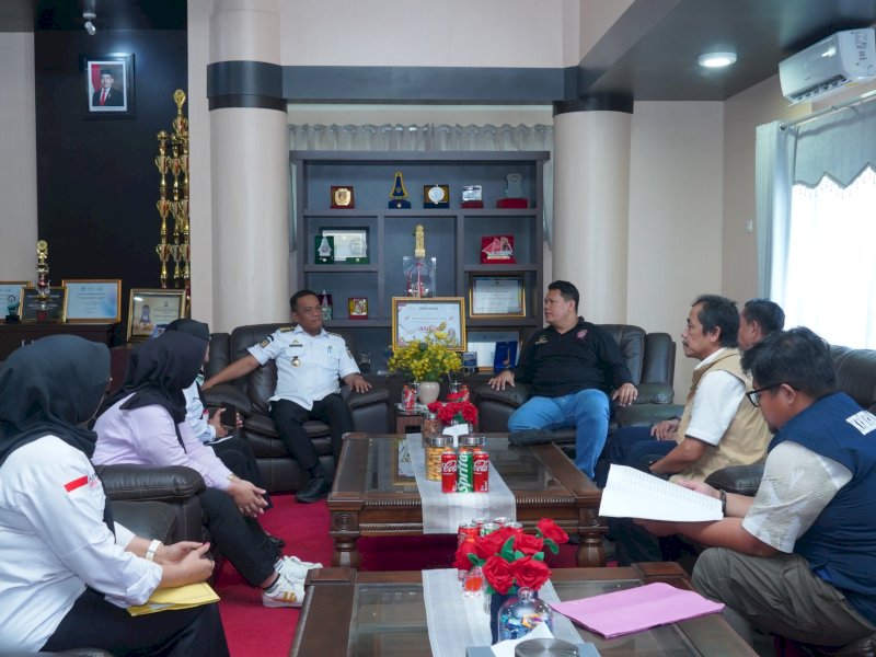  Bupati Luwu, H. Patahudding, menerima perwakilan Kementrian Sosial RI, Dika Yustira Rizqy dari Direktorat Perlindungan Sosial Korban Bencana Alam, di ruang kerja Bupati Luwu, Rabu (16/4/2025). @Jejakfakta/dok. Humas Pemkab Luwu