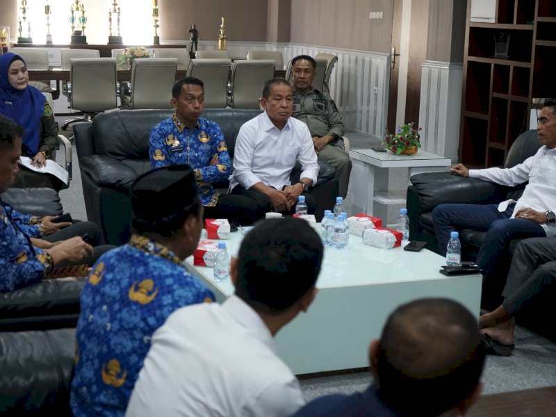 Bupati Sidenreng Rappang, Syaharuddin Alrif menerima kunjungan DPRD Sidrap yang membawa aspirasi dari organisasi masyarakat (ormas) Islam dan mahasiswa, Kamis (17/4/2025). @Jejakfakta/dok. Humas Pemkab Sidrap