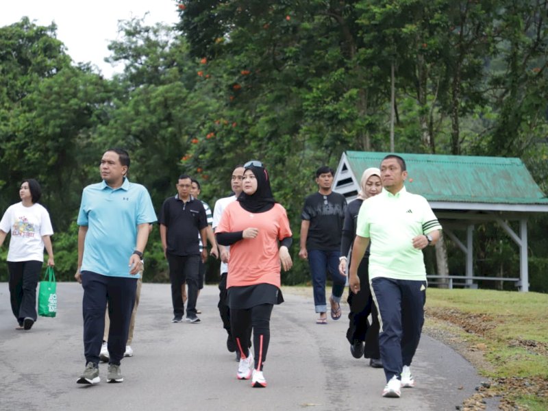 Bupati Luwu Timur, Irwan Bachri Syam, dan Wakil Gubernur Sulawesi Selatan, Fatmawati Rusdi, untuk mengisi akhir pekan dengan olahraga pagi, di Sorowako, Kecamatan Nuha, Sabtu (19/04/2025). @Jejakfakta/dok. Humas Pemkab Lutim