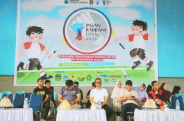 Staf Ahli Ekonomi dan Keuangan Buka Turnamen Bulutangkis Antar SD di Malili