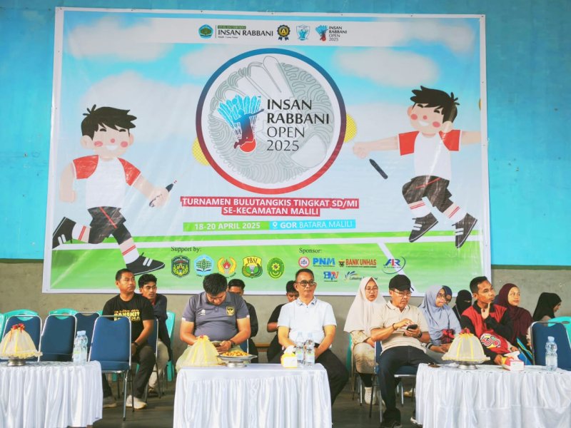 Staf Ahli Ekonomi dan Keuangan, Alamsyah Perkesi membuka Kegiatan Turnamen Bulutangkis Antar SD se Kecamatan Malili yang dilaksanakan di Gedung Olahraga Malili, Jumat (18/04/2025). @Jejakfakta/dok. Humas Pemkab Lutim
