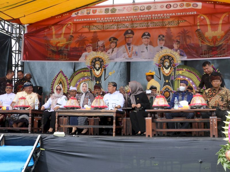 Wakil Gubernur Sulawesi Selatan, Fatmawati Rusdi, yang datang bersama Bupati Luwu Timur Irwan Bachri Syam, Wakil Bupati Puspawati Husler, serta Ketua TP PKK Luwu Timur dr. Ani Nurbani, menghadiri merayakan Dharma Santi Tahun Saka 1947, penutup rangkaian Hari Raya Nyepi, di  Lapangan Tomoni Timur, Kabupaten Luwu Timur, Sulawesi Selatan, Sabtu (19/04/2025). @Jejakfakta/dok. Humas Pemkab Lutim