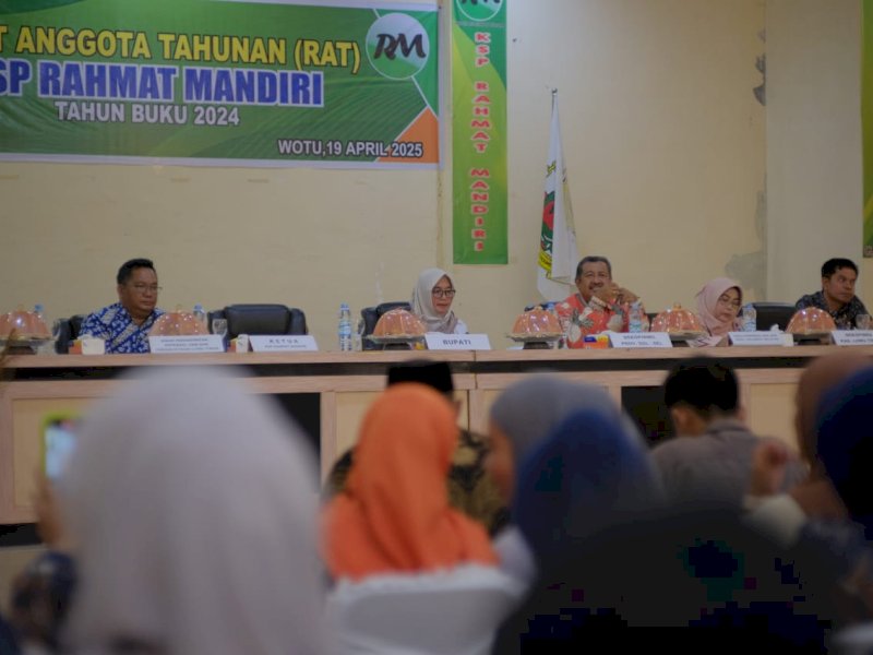 Wakil Bupati Luwu Timur, Puspawati Husler, menghadirri dan secara resmi membuka Rapat Anggota Tahunan (RAT) Koperasi Rahmat Mandiri Tahun Buku 2024 yang digelar di Aula Hotel Sikumbang, Tomoni, pada Sabtu (19/04/2025). @Jejakfakta/dok. Humas Pemkab Lutim