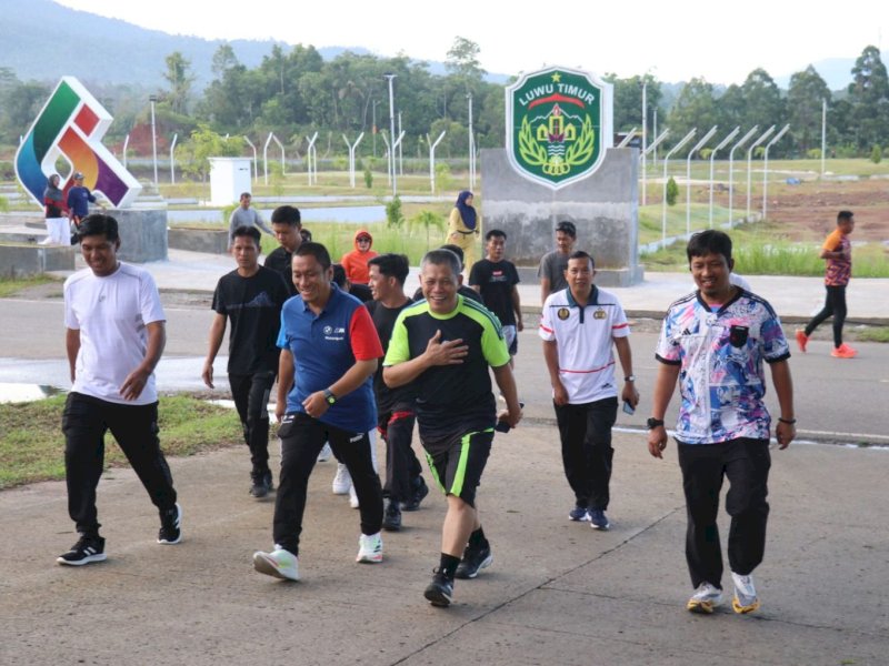 Bupati Luwu Timur, Irwan Bachri Syam, jalan santai dari Bundaran Batara Guru hingga ke Tempat Pelelangan Ikan (TPI) di Desa Wewangriu, Kecamatan Malili, Ahad (20/04/2025). @Jejakfakta/dok. Humas Pemkab Lutim