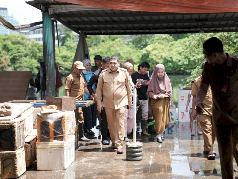 Wali Kota Makassar, Munafri Arifuddin alias Appi melakukan inspeksi mendadak (sidak) di Tempat Pelelangan Ikan (TPI) Rajawali (Pasar Ikan Lelong), Senin (21/4/2025). @Jejakfakta/dok. Humas Pemkot Makassar