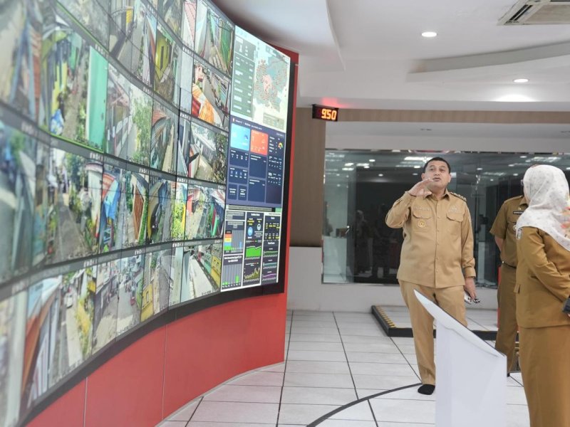 Wali Kota Makassar Munafri Arifuddin meninjau langsung War Room yang merupakan Command Center Kota Makassar di Lantai 10 Kantor Balai Kota, Senin (21/4/2025). @Jejakfakta/dok. Pemkot Makassar