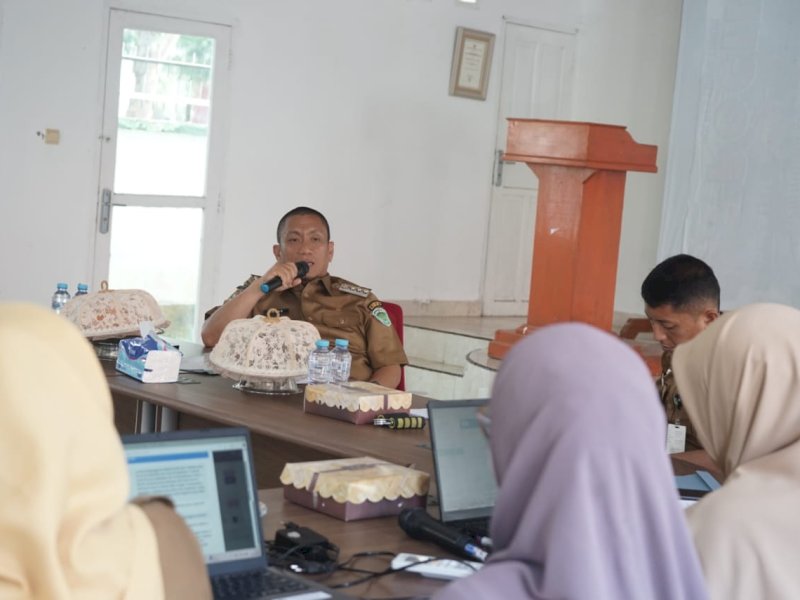 Bupati Luwu Timur, Irwan Bachri Syam, memimpin langsung Rapat Forum Kabupaten Sehat Tahun 2025 yang berlangsung di Gedung Sekretariat Forum Sehat, pada Senin (21/04/2025). @Jejakfakta/dok. Humas Pemkab Lutim