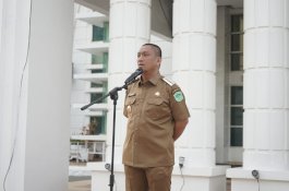 Bupati Irwan Tegaskan Pentingnya Kedisplinan Atribut Pakaian