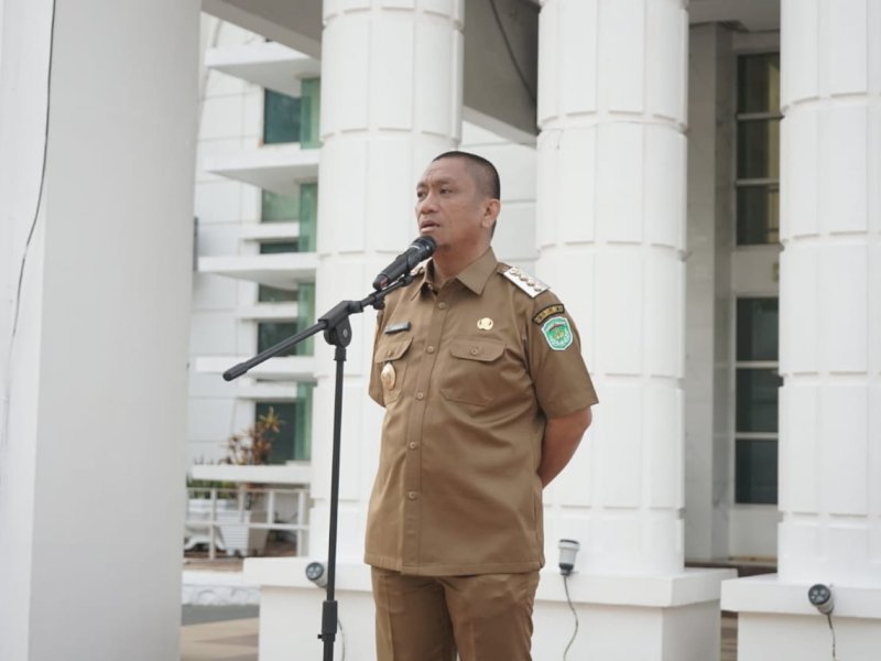 Bupati Luwu Timur, Irwan Bachri Syam memimpin apel pagi yang dilaksanakan di halaman Kantor Bupati, Senin (21/04/2025). @Jejakfakta/dok. Humas Pemkab Lutim