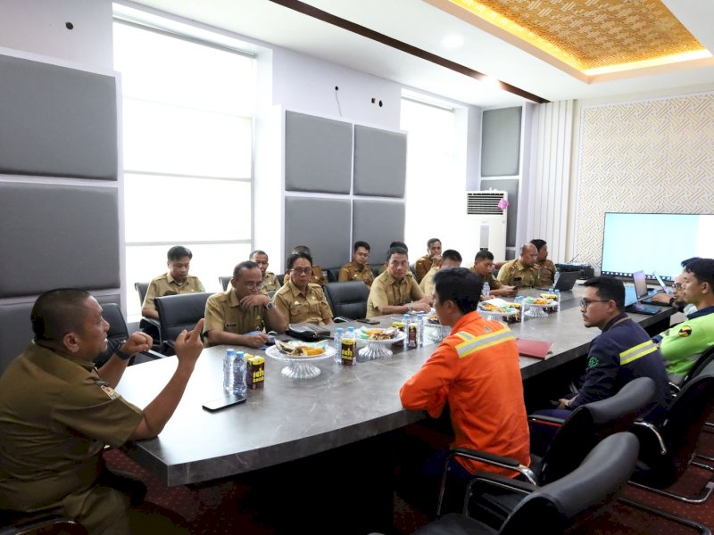 Bupati Luwu Timur, Irwan Bachri Syam, memimpin rapat kegiatan pengerukan Sungai Malili/Larona dan Pengendalian Banjir di DAS larona, di ruang rapat kantor bupati, di hadiri SKPD terkait dan manajemen PT. Vale indonesia, Senin (21/04/2025). @Jejakfakta/dok. Humas Pemkab Lutim