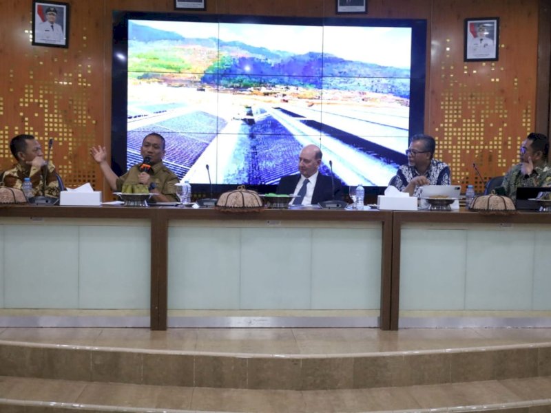 Bupati Luwu Timur Irwan Bachri Syam menerima kunjungan Chief Executive Officer (CEO) Eastlight, Mr. Roger Clay, dalam sebuah pertemuan eksklusif yang digelar di Aula Rumah Jabatan Bupati, Puncak Indah, Malili, Selasa malam (22/04/2025). @Jejakfakta/dok. Humas Pemkab Lutim