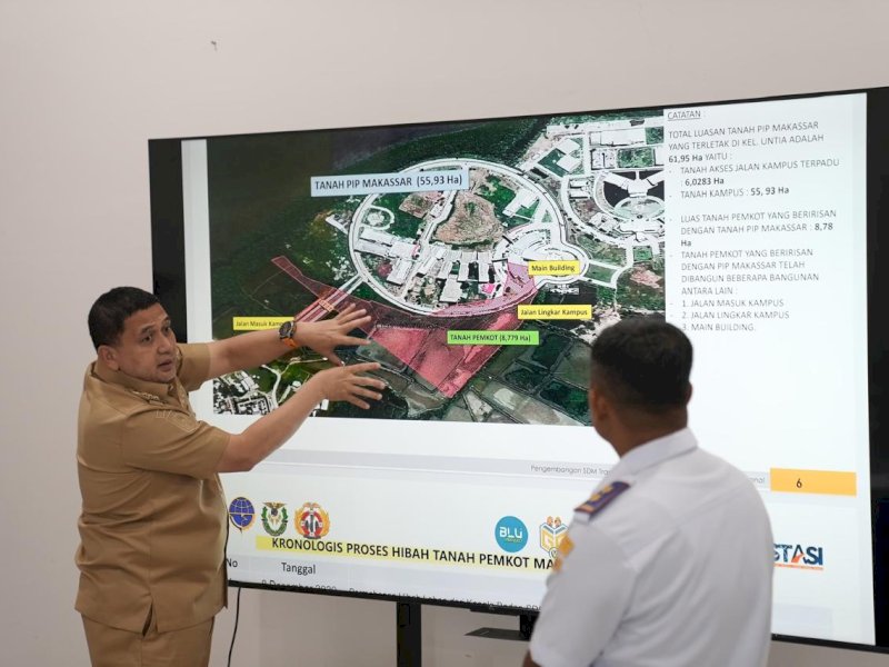 Kepala Pusat Pengembangan Sumber Daya Manusia (SDM) Perhubungan Laut Kementerian Perhubungan RI Ahmad, bersama Wali Kota Munafri Arifuddin di Politeknik Ilmu Pelayaran (PIP) Makassar, di Kampus Untia, Jalan Salodong, Selasa (22/4/2025). @Jejakfakta/dok. Humas Pemkot Makassar