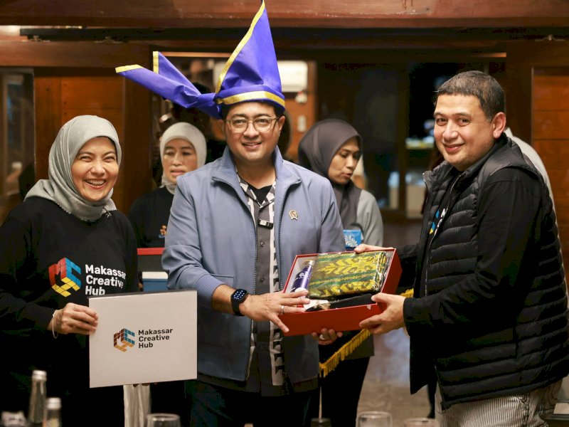 Wali Kota Makassar Munafri Arifuddin dan Wakil Wali Kota Aliyah Mustika Ilham, bersama Menteri Ekonomi Kreatif (Menekraf) RI Teuku Riefky Harsya melakukan pertemuan dengan pelaku ekonomi kreatif di Kapal Pinisi, Selasa (22/4/2025) malam.&nbsp;@Jejakfakta/dok. Pemkot Makassar