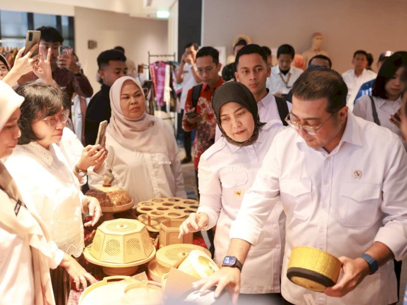 Wakil Wali Kota Makassar, Aliyah Mustika Ilham, mendampingi Menteri Ekonomi Kreatif Republik Indonesia, Teuku Riefky Harsya, dalam pembukaan Creators Lab Emak-Emak Matic yang digelar di Hyatt Place, Jalan Jenderal Sudirman Makassar, Rabu (23/4/2025).&nbsp;@Jejakfakta/dok. Humas Pemkot Makassar