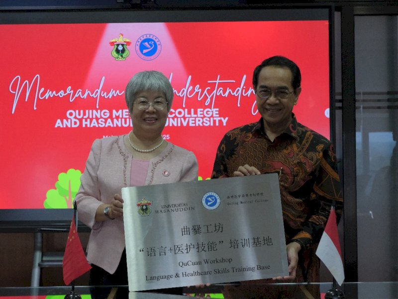  Rektor Unhas, Prof. Dr. Ir. Jamaluddin Jompa, M.Sc. menerima kunjungan dari delegasi Qujing Medical College, Tiongkok, yang dipimpin langsung oleh Vice President, Yong Yimin, di Ruang Rapat Rektor, Lantai 8 Gedung Rektorat Unhas, pada Selasa (22/4/2025). @Jejakfakta/dok. Humas Unhas