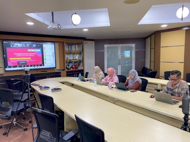  Menjelang pelaksanaan Ujian Tulis Berbasis Komputer (UTBK) Seleksi Nasional Berdasarkan Tes (SNBT) Tahun 2025, Panitia Pusat Universitas Hasanuddin (Unhas) menggelar sosialisasi pengawasan secara daring melalui Zoom Meeting pada Selasa (22/04/2025). @Jejakfakta/dok. Humas Unhas