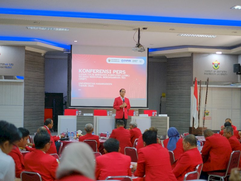 Rektor Unhas, Prof. Dr. Ir. Jamaluddin Jompa, M.Sc., saat memberikan keterangan pers, 0pada Rabu (23/4/2025). @Jejakfakta/dok. Humas Unhas