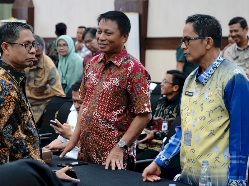 Wakil Bupati Soppeng, Selle KS Dalle (kiri), saat menghadiri Rapat Tim Khusus Forum Percepatan Investasi, Perdagangan, dan Pariwisata Sulawesi Selatan (PINISI SULTAN) yang digelar di Kantor Gubernur Sulawesi Selatan, Selasa (22/4/2025). @Jejakfakta/dok. Humas Pemkab Soppeng