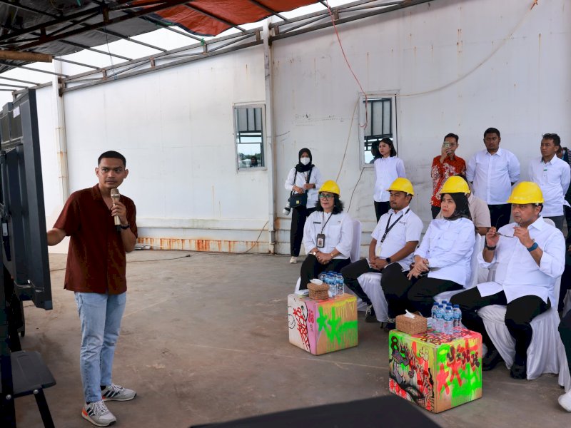 Wakil Wali Kota Makassar, Aliyah Mustika Ilham, mendampingi Menteri Ekonomi Kreatif RI, Teuku Riefky Harsya, dalam kunjungannya ke Makassar Creative Hub di Anjungan Pantai Losari, Jalan Somba Opu Makassar, Rabu (23/4/2025). @Jejakfakta/dok. Humas Pemkot Makassar