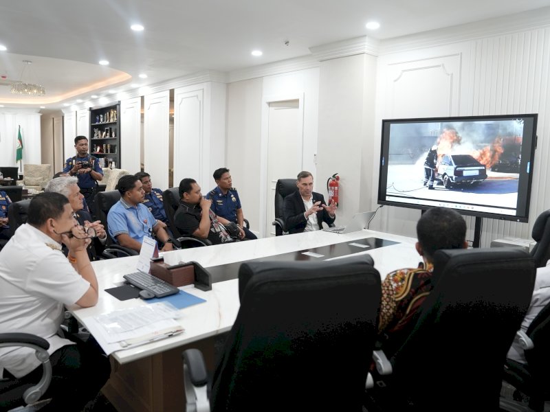 Perwakilan Denmark, Helsingor Municipality Fire Brigade dan perusahaan Fireexpress melakukan kunjungan untuk membahas sistem respon kebakaran di kawasan urban. Pertemuan berlangsung di Kantor Wali Kota Makassar, Rabu (23/4/2025). @Jejakfakta/dok. Humas Pemkot Makassar