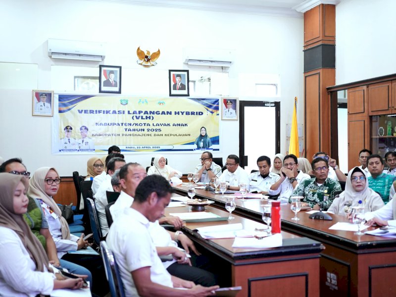Kabupaten Pangkep mengikuti verifikasi lapangan hybrid menuju predikat Kabupaten Layak Anak (KLA) 2025 yang diselenggarakan oleh Kementerian Pemberdayaan Perempuan dan Perlindungan Anak (KemenPPPA) secara virtual melalui Zoom Meeting dari Ruang Rapat Bupati Pangkep, Rabu (23/4/2025). @jejakfaktacom/Humas Pemda Pangkep