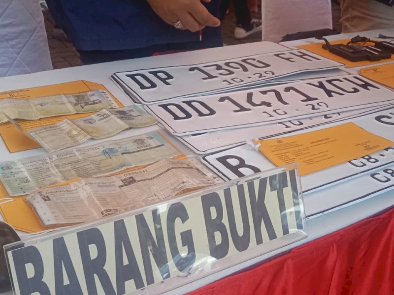 Polda Sulse ungkap kasus dugaan pemalsuan Surat Tanda Nomor Kendaraan (STNK) dan pelat nomor kendaraan. @Jejakfakta/Samsir