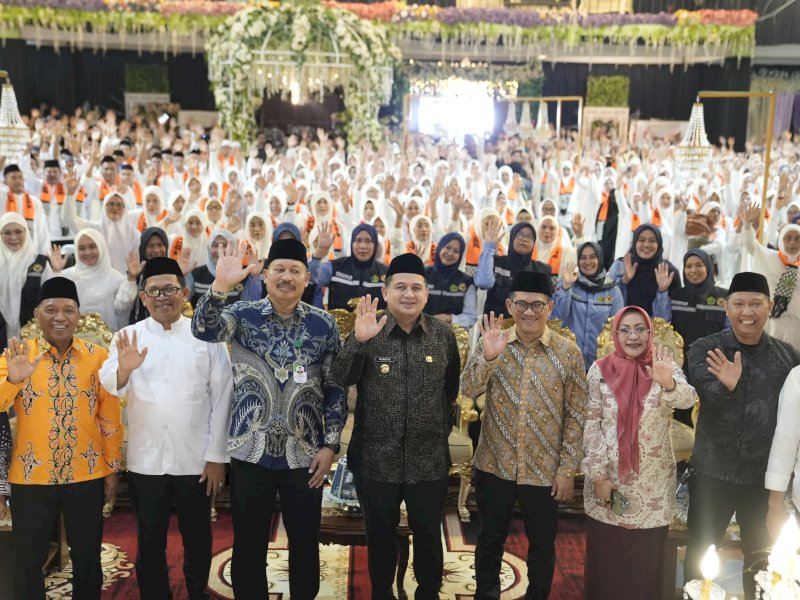 Wali Kota Makassar Munafri Arifuddin melepas 1.165 Jemaah Calon Haji (JCH) asal Makassar, di Auditorium KH Muhiddin Zain Universitas Islam Makassar (UIM), Kamis (24/4/2025). @Jejakfakta/dok. Humas Pemkot Makassar