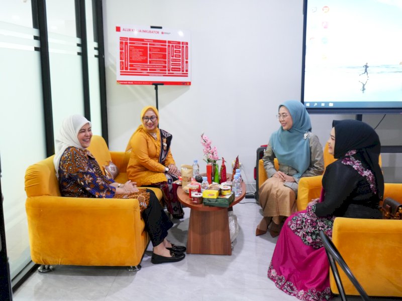 Ketua TP PKK Kota Makassar Melinda Aksa bersama Wakil Wali Kota Makassar Aliyah Mustika Ilham menerima kunjungan Ketua Bhayangkari Cabang Kota Besar Makassar Emma Arya Perdana, di Inkubator UMKM Kota Makassar, Lantai I Gedung MGC, Kamis (24/4/2025). @Jejakfakta/dok. Humas Pemkot Makassar