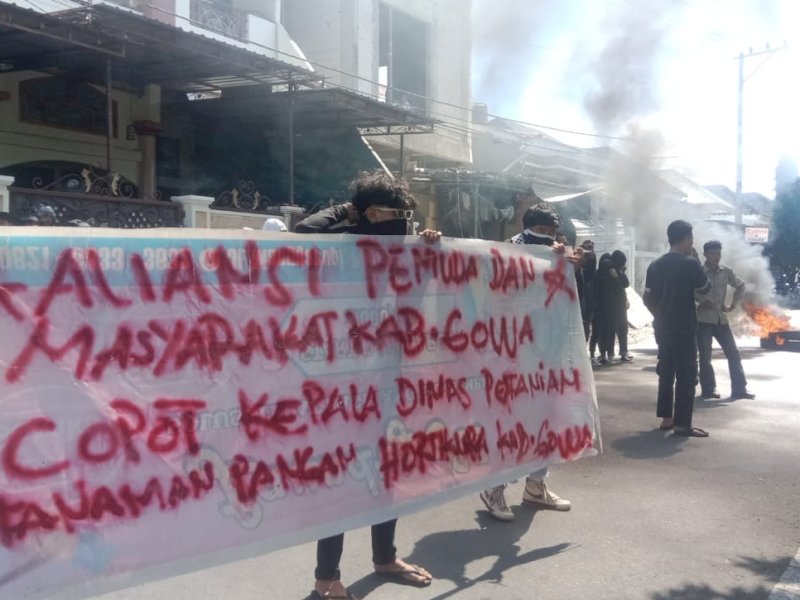 Sekelompok massa yang tergabung dalam Aliansi Pemuda dan Masyarakat Kabupaten Gowa menggelar aksi unjuk rasa, di Kantor Dinas Pertanian dan Hortikultura Kabupaten Gowa, Kamis (24/4/2025). @Jejakfakta/Samsir