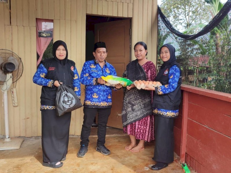 Tim Sedekah Jumat menyasar warga di Desa Puncak Indah, dengan pembagian paket sembako di tiga titik berbeda, pada Jumat (25/4/2025). @Jejakfakta/dok. Humas Pemkab Lutim