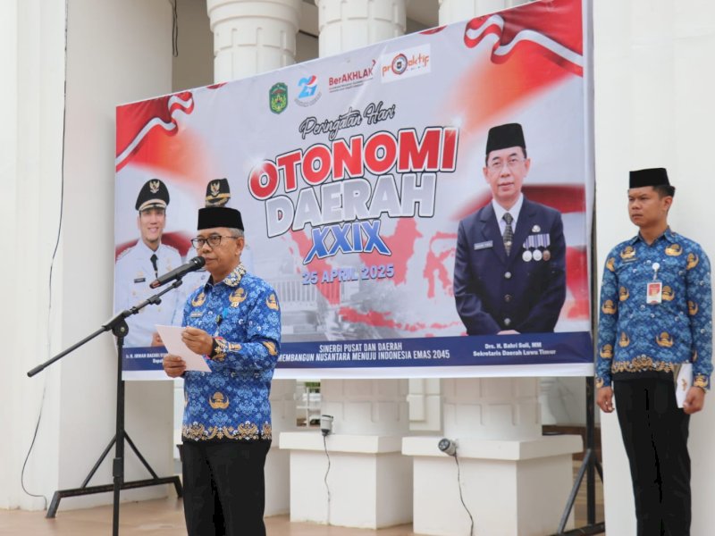 Sekretaris Daerah (Sekda) Luwu Timur, H. Bahri Suli, memimpin upacara peringatan Hari Otonomi Daerah (OTDA) ke-XXIX Tahun 2025 yang berlangsung khidmat di halaman Kantor Bupati Luwu Timur, Jumat (25/04/2025). @Jejakfakta/dok. Humas Pemkab Lutim