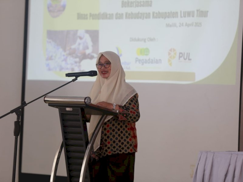 Wakil Bupati Luwu Timur, Puspawati Husler, membuka kegiatan sosialisasi pengelolaan sampah plastik bertajuk &ldquo;LUTIM SIDARLING&rdquo; (Luwu Timur Sadar Lingkungan) yang digelar di Aula Dinas Pendidikan dan Kebudayaan Lutim, kamis (24/04/2025). @Jejakfakta/dok. Humas Pemkab Lutim