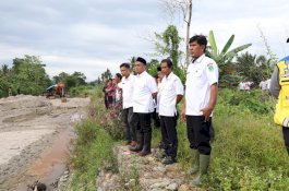 Bupati Irwan Tinjau Bendungan Jebol di Kalatiri, Soroti Kualitas Material Proyek