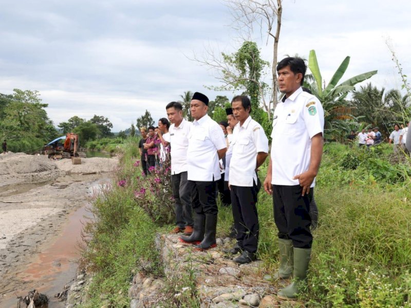 Bupati Luwu Timur, Irwan Bachri Syam, turun langsung meninjau kondisi bendungan jebol di Desa Kalatiri, Kecamatan Burau, Rabu (23/04/25). @Jejakfakta/dok. Humas Pemkab Lutim