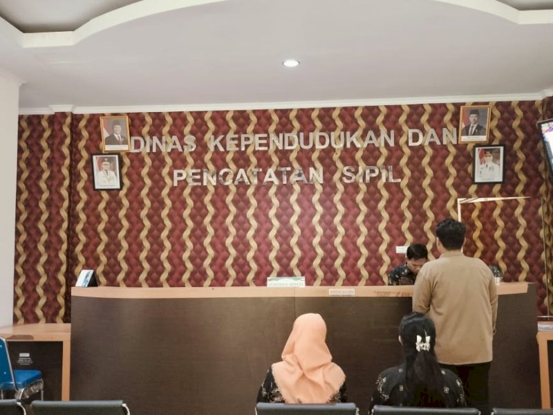 Dinas Kependudukan dan Pencatatan Sipil (Dukcapil) Kabupaten Luwu Timur mengimbau masyarakat agar mengurus sendiri dokumen administrasi kependudukan tanpa dipungut biaya untuk menghindari praktik percaloan. @Jejakfakta/dok. Humas Pemkab Lutim