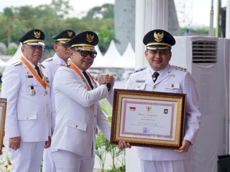 Wali Kota Munafri hadir menerima penghargaan yang diserahkan langsung oleh Wakil Menteri Dalam Negeri, Bima Arya Sugiarto, di BSCC Dome Pangreh Prajaino, Kota Balikpapan, Jumat (25/4/2025). @Jejakfakta/dok. Humas Pemkot Makassar