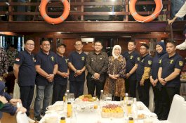 Munafri-Aliyah Kompak Jamu Makan Malam Rombongan Kementrian Hukum RI dan Ikatan Notaris Indonesia Sulsel di Atas Kapal Pinisi