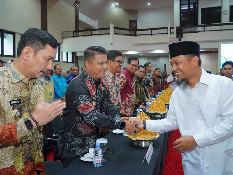 Wakil Bupati Luwu, Muh. Dhevy Bijak Pawindu menghadiri high level meeting dalam format Dedicated Team Meeting Forum Pinisi Sultan 2025 di Ruang Pola Kantor Gubernur Sulawesi Selatan, Jl. Urip Sumohardjo, Makassar, Selasa, (22/4/2025). @Jejakfakta/dok. Humas Pemkab Luwu