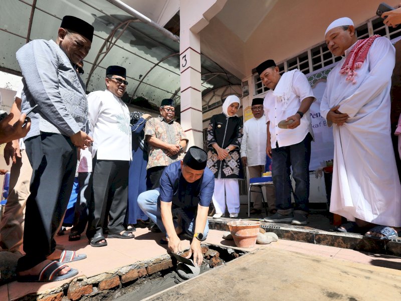 Wali Kota Makassar Munafri Arifuddin melakukan peletakan batu pertama pembangunan Masjid Al-Ikhlas di Kompleks Nusa Indah Hertasning, Jumat (25/4/2025).&nbsp;@Jejakfakta/dok. Humas Pemkot Makassar