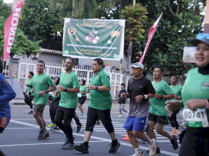 Wali Kota Makassar, Munafri Arifuddin lari bersama ribuan peserta Fun Run Milo Activ Indonesia Race (MAIR) 2025, di Lapangan Karebosi, Minggu (27/4/2024).&nbsp;@Jejakfakta/dok. Humas Pemkot Makassar
