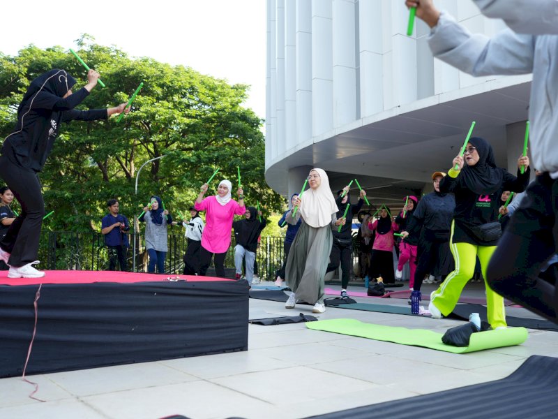 Melinda Aksa bersama pengurus TP PKK, Dekranasda, dan Pokja Bunda PAUD Kota Makassar mengikuti kegiatan olahraga bersama bertajuk Healthy Pound Fit Fun di Gedung PKK Kota Makassar, Sabtu (26/4/2025).&nbsp;@Jejakfakta/dok. Pemkot Makassar