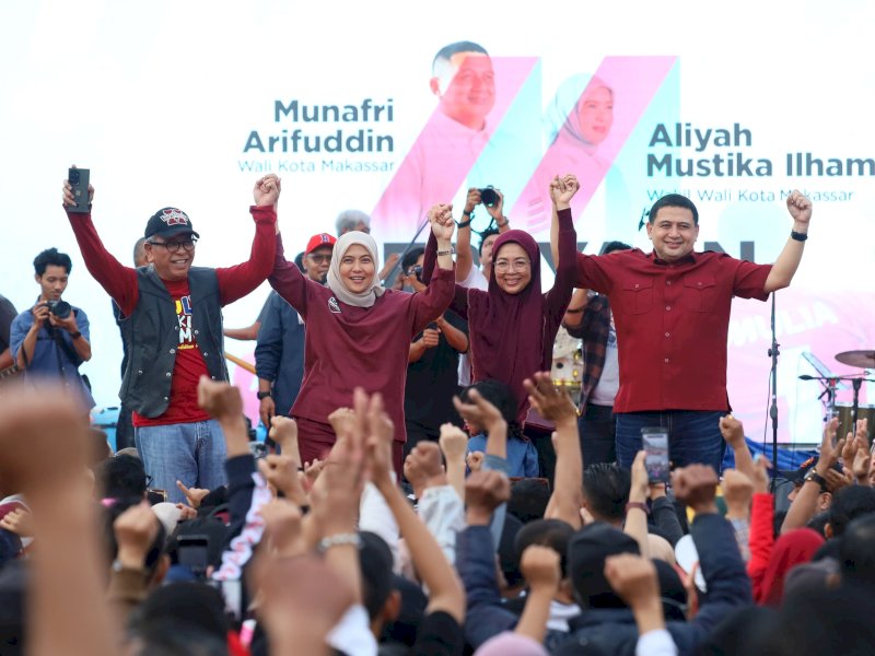 Munafri Arifuddin-Aliyah Mustika Ilham alias MULIA merayakan kegembiraan bersama tim pemenangan dan masyarakat Kota Makassar, di Pantai Bosowa, Jl. Metro Tanjung Bunga, Minggu (27/4/2025). @Jejakfakta/Istimewa
