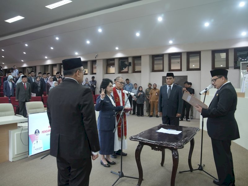 Wali Kota Makassar, Munafri Arifuddin resmi melantik dan mengambil sumpah janji Penjabat (Pj) Sekretaris Daerah (Sekda) Kota Makassar, Nielma Palamba, di Kantor Balai Kota Makassar, Senin (28/4/2025). @Jejakfakta/dok. Humas Pemkot Makassar