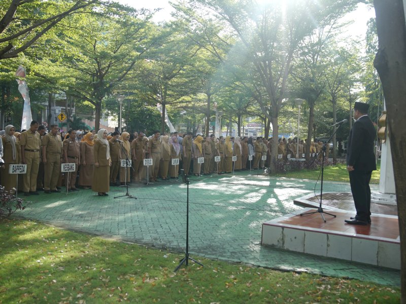 Wali Kota Makassar, Munafri Arifuddin memimpin apel pagi yang diikuti jajaran ASN Pemkot Makassar, di Halaman Kantor Balai Kota, Senin (28/4/2025). @Jejakfakta/dok. Humas Pemkot Makassar