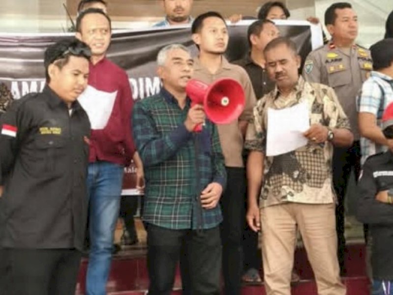 Anggota DPRD Kota Makassar dari Fraksi PKB, di antaranya Andi Makmur, Basdir, dan dr Fahrizal, menerima langsung massa aksi unjuk rasa di Gedung DPRD Kota Makassar. @Jejakfakta/dok. DPRD Mks