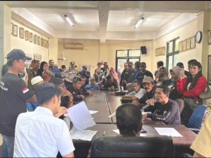  Anggota DPRD Makassar terima aspirasi sekitar 300 warga yang tergabung dalam kelompok &lsquo;Warga Bersatu&rsquo; menggelar aksi unjuk rasa di depan Kantor DPRD Kota Makassar, Senin (20/1/2025). @Jejakfakta/dok. Istimewa