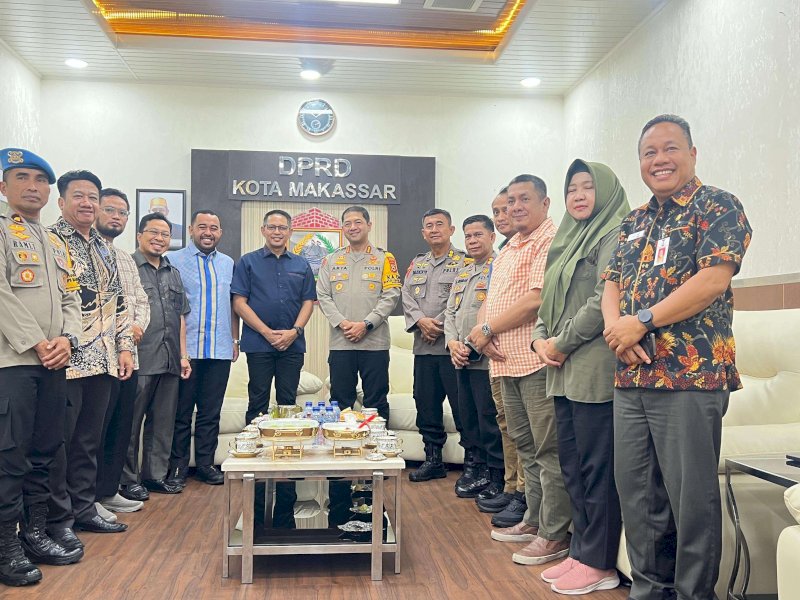Ketua DPRD Makassar Supratman saat menerima rombongan Kapolrestabes Makassar saat silaturahmi rahim di gedung DPRD Makassar Kamis 16/1/25.(Foto: Khaeruddin B)